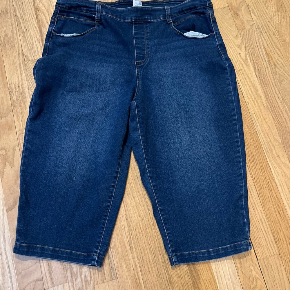 Women's Size CL (16-18) "Time and Tru" Classic Blue Denim Shorts Capris GUC ❤️